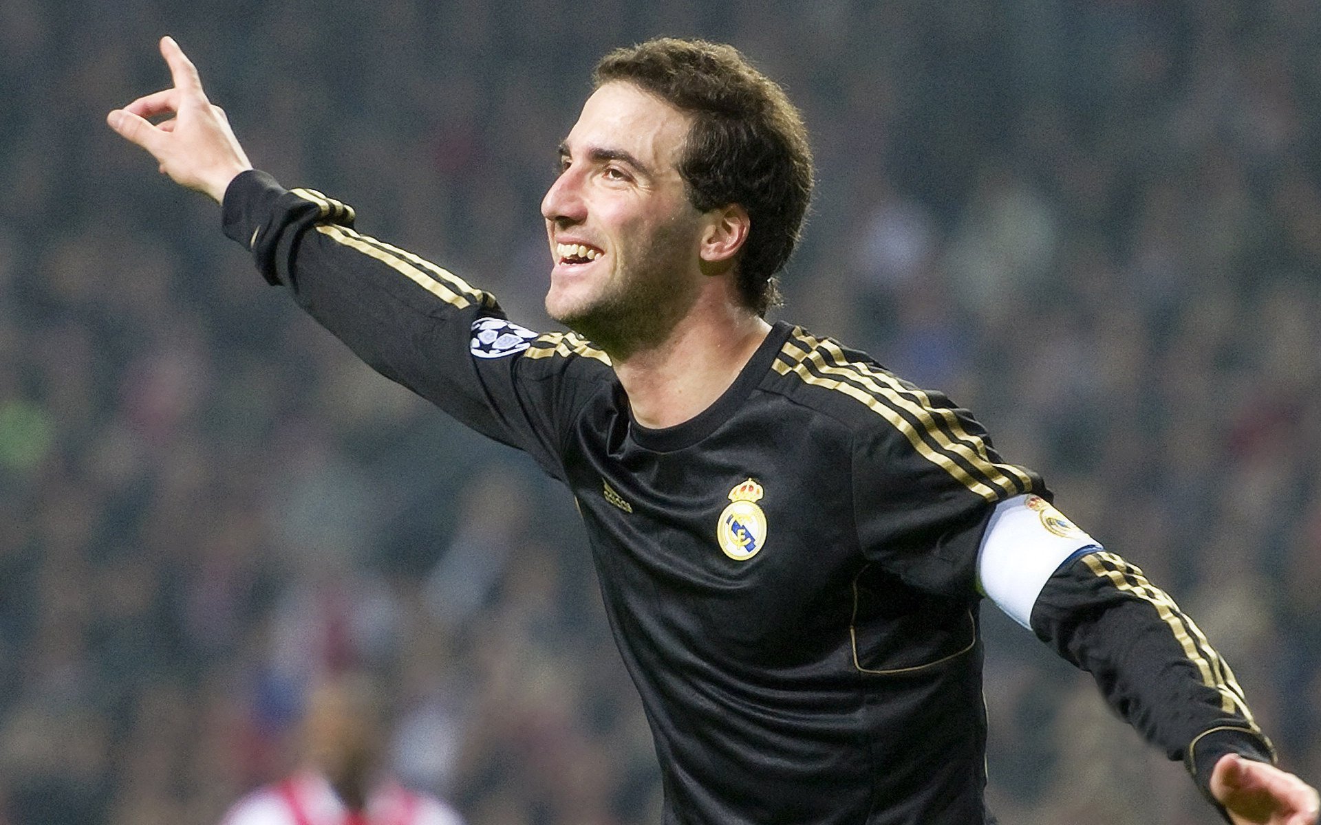 Kaiyun(中国)开云-英超赛季中场数据分析显示攻防皆有提升，英超中场新星